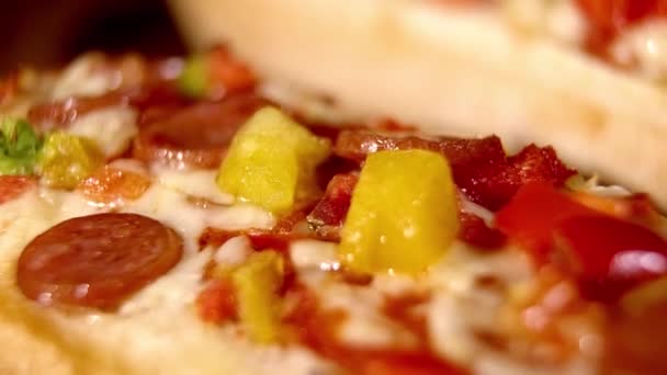 烤箱里新鲜的热比萨饼- -特写镜头 — 图库视频影像