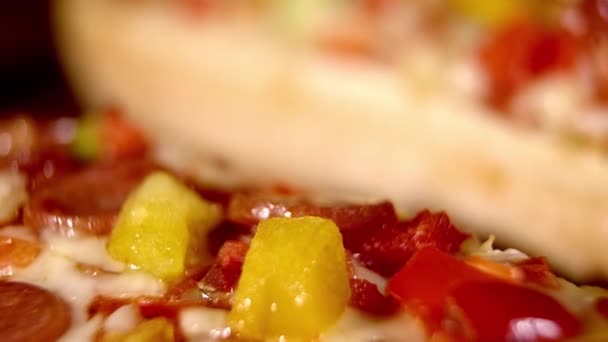 Pizza recém-assada Baguette - close-up tiro — Vídeo de Stock