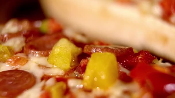 Vers gebakken pizza stokbrood - close-up schot — Stockvideo