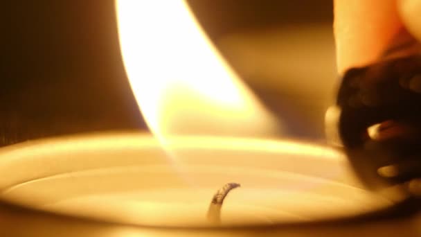Свечи подряд - красивый макроснимок — стоковое видео