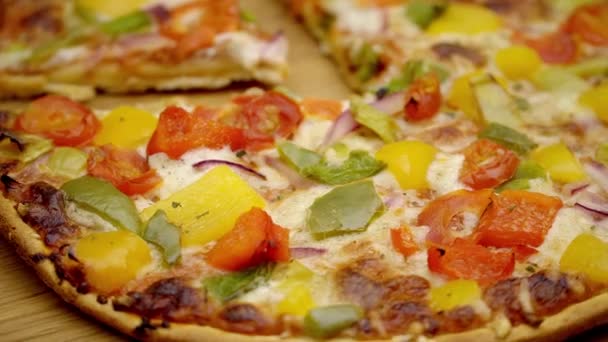 Fırından yeni çıkmış vejetaryen pizzası. — Stok video