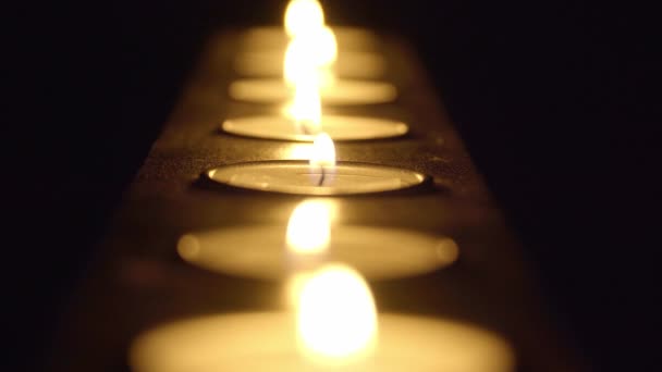 한 줄로 늘어선 촛불들 - 아름다운 매크로 샷 — 비디오