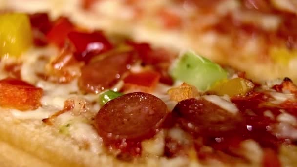 몰래 구운 피자 바게트 - 가까이 서 찍은 사진 — 비디오