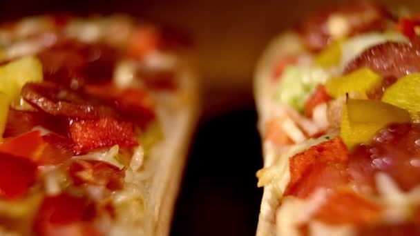 Pizza quente Baguette fresco do forno - close-up tiro — Vídeo de Stock