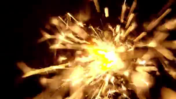 Nahaufnahme einer brennenden Wunderkerze in Zeitlupe — Stockvideo