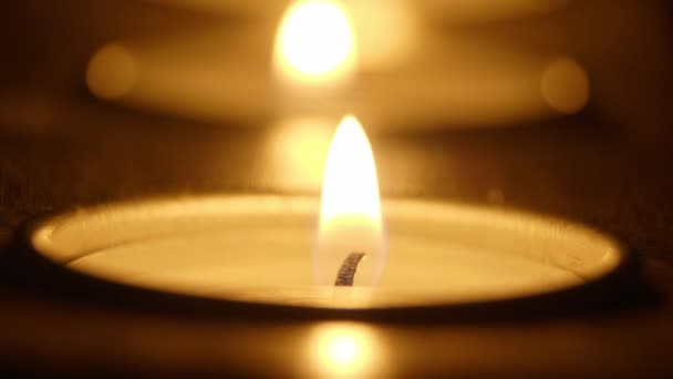 Kaarsen op een rij - mooie macro shot — Stockvideo
