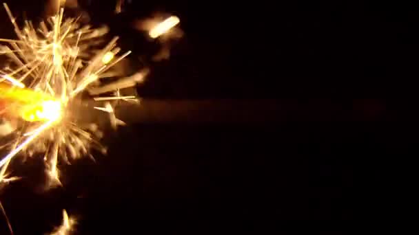 Egy égő csillagszóró bezárása lassított felvételen — Stock videók
