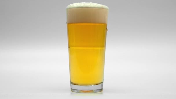 Een glas fris tapbier in slow motion — Stockvideo