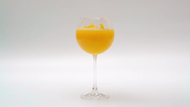 Стакан свежевыжатого апельсинового сока — стоковое видео