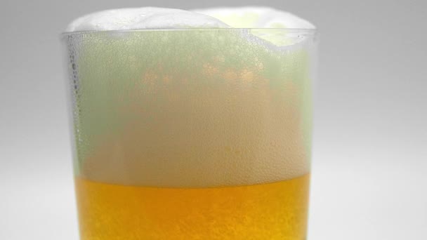 Un vaso de cerveza fresca en cámara lenta — Vídeos de Stock