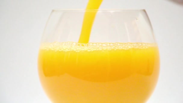 Glas frisch gepresster Orangensaft — Stockvideo