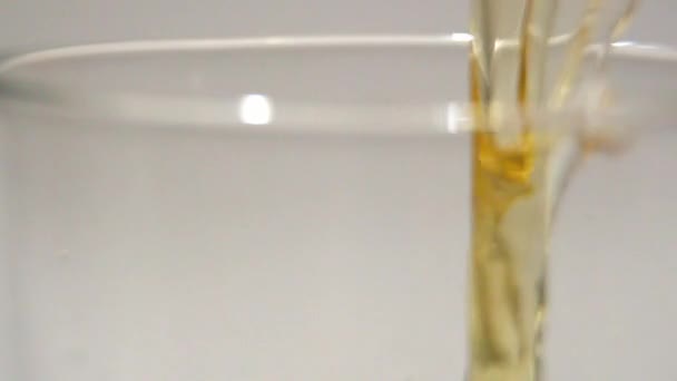 Verser la bière dans un verre au ralenti 