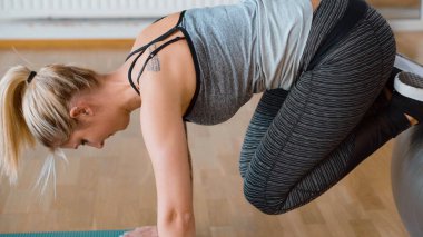 Spor salonundaki sportif kadın, ısınıyor.