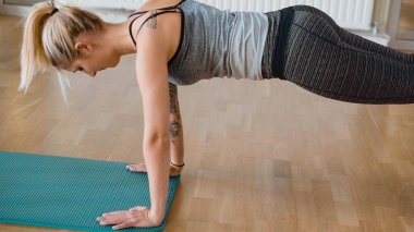 Sportif bir kadın spor salonunda spor yapıyor.