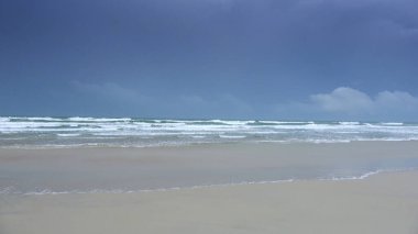 Yağmurlu bir günde kumlu kumsal - Atlantik Okyanusu - seyahat fotoğrafçılığı