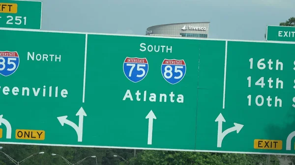 Дорожные знаки Атланты на шоссе - Атланта, США - 22 апреля 2016 года — стоковое фото