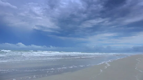 Grand ciel au-dessus de l'océan Altlantic avec une plage de sable vide - photographie de voyage — Photo