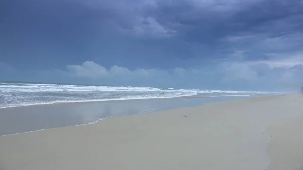 Playa de arena vacía en un día lluvioso - Océano Atlántico - fotografía de viaje —  Fotos de Stock
