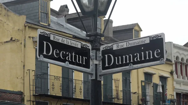 Carteles de la calle Decatur y la calle Dumaine en Nueva Orleans - fotografía de viajes —  Fotos de Stock