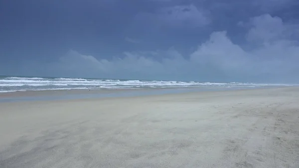 Plage de sable vide un jour de pluie - Océan Atlantique - photographie de voyage — Photo