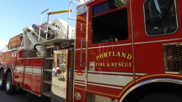 Portland Fire and Rescue car in the city - PORTLAND, USA - APRIL 15, 2017 — Stock fotografie