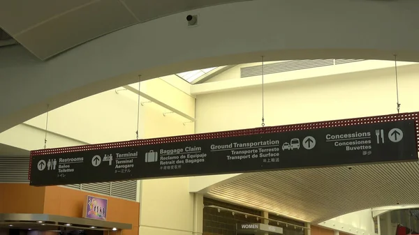 Πινακίδες κατεύθυνσης στο αεροδρόμιο - NEW ORLEANS, USA - April 18, 2016 - travel photography — Φωτογραφία Αρχείου