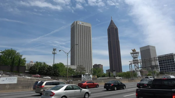 Atlanta city view - driving by on highway - ATLANTA, Estados Unidos - 18 de ABRIL de 2016 - fotografía de viajes —  Fotos de Stock