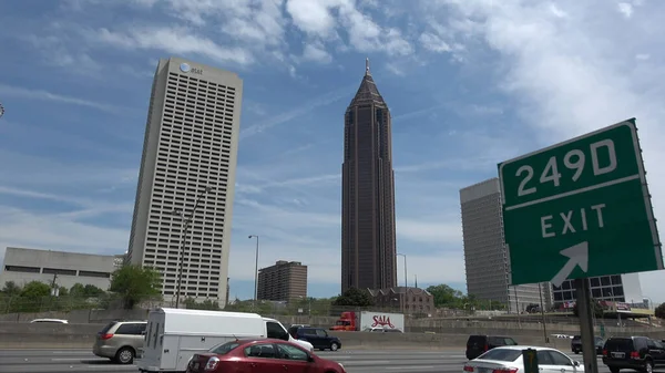 Atlanta city view - driving by on highway - ATLANTA, Estados Unidos - 18 de ABRIL de 2016 - fotografía de viajes —  Fotos de Stock
