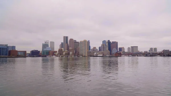 Небоскрёб Бостона - вид из Бостонской гавани - фотографии путешествий — стоковое фото