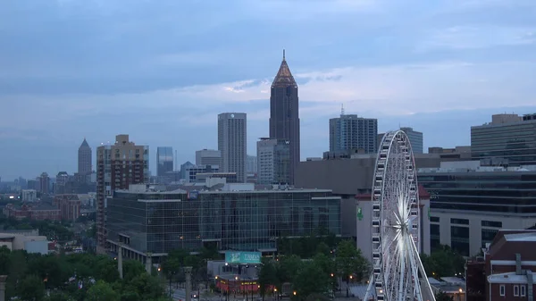 Vista de la ciudad de Atlanta por la noche - plano aéreo - ATLANTA, USA - 22 DE ABRIL DE 2016 —  Fotos de Stock