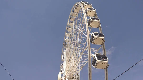 Skyview Atlanta Ferris Wheel at Centennial Olympic Park - ATLANTA, USA - APRIL 20, 2016 — стокове фото