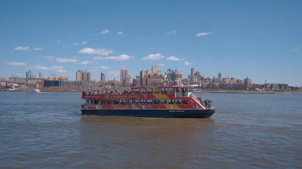 New York okružní plavba lodí - NEW YORK CITY, USA - Duben 2, 2017 — Stock fotografie