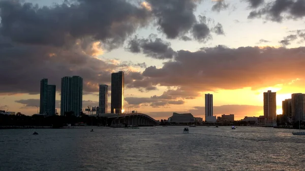 Vacker kvällsutsikt över Miamis skyline på kvällen — Stockfoto