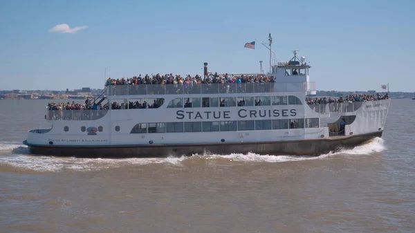 Estatua de cruceros a la estatua de la Libertad de Nueva York - viajes de fotografía —  Fotos de Stock