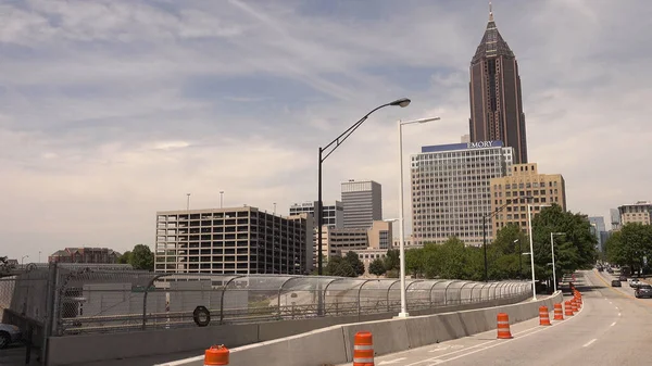 Atlanta streetview with Bank of America Plaza - ATLANTA, ΗΠΑ - 20 Απριλίου 2016 — Φωτογραφία Αρχείου
