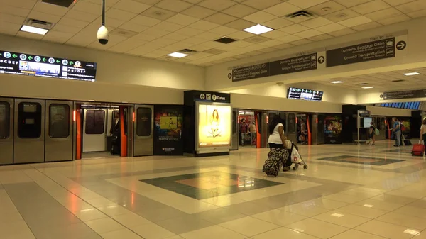 Comboio entre terminais no Aeroporto de Atlanta - ATLANTA EUA - 18 de abril de 2016 - Fotografia de viagem — Fotografia de Stock