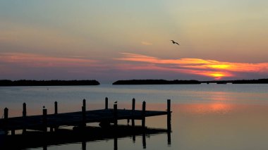 Gün batımında Florida Keys 'de küçük güzel bir iskele - seyahat fotoğrafçılığı