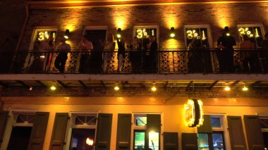 Bourbon Caddesi Fransız Mahallesi New Orleans - NEW ORLEANS, ABD - 17 Nisan 2016 - Seyahat Fotoğrafçılığı