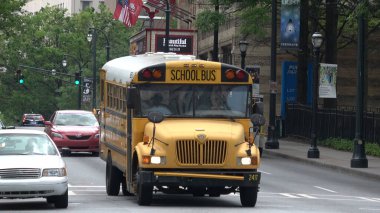 Atlanta şehir merkezinden geçen okul otobüsü - ATLANTA, ABD - 22 Nisan 2016