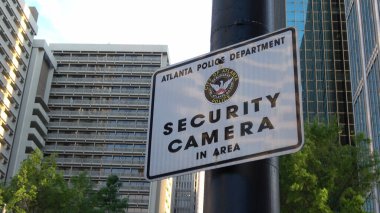 Atlanta caddelerindeki güvenlik kamerası gözlem levhası - ATLANTA, ABD - 22 Nisan 2016