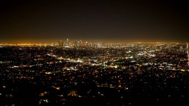 Geceleri Los Angeles şehrinde inanılmaz bir hava manzarası - seyahat fotoğrafçılığı