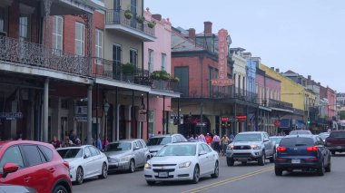 New Orleans 'taki Decatur Caddesi - sokak manzaralı - NEW ORLEANS, ABD - 17 Nisan 2016 - seyahat fotoğrafçılığı