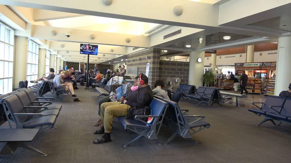 Gates at New Orleans Louis Armstrong International Airport - NEW ORLEANS, ΗΠΑ - 17 Απριλίου 2016 - ταξιδιωτική φωτογραφία — Φωτογραφία Αρχείου