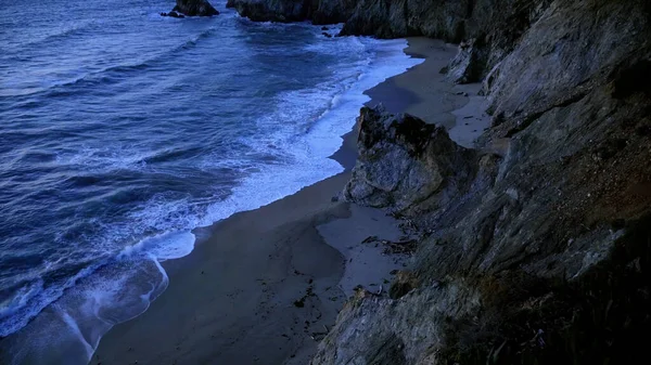 洛基海滩位于加州大苏尔的傍晚旅游摄影区 — 图库照片