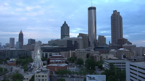Atlanta Centro skyline por la noche - plano aéreo - ATLANTA, EE.UU. - 22 de ABRIL de 2016 —  Fotos de Stock