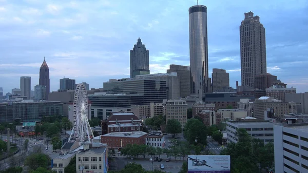 Atlanta Downtown panorama Wieczorem - zdjęcia lotnicze - ATLANTA, USA - KWIECIEŃ 22, 2016 — Zdjęcie stockowe