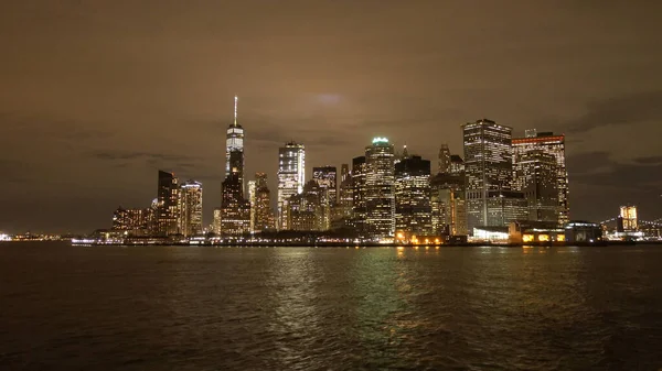 Skyline van Manhattan New York 's nachts - reizen — Stockfoto