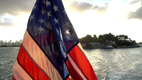 Vlajka Spojených států amerických spojená s lodí — Stock fotografie