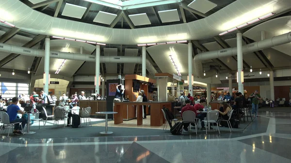 Cancelli all'aeroporto internazionale di New Orleans - NEW ORLEANS, USA - 18 APRILE 2016 - fotografia di viaggio — Foto Stock