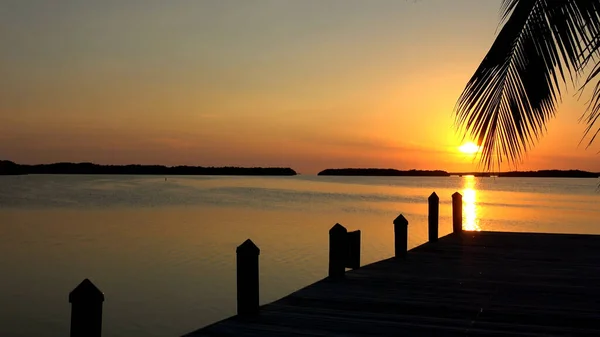 Maravilhosa baía paradisíaca nas Chaves da Flórida ao pôr-do-sol - viagens de fotografia — Fotografia de Stock
